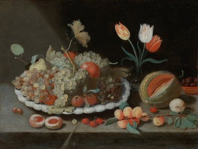 Stilleven met druiven en ander fruit op een schaal, een glazen vaas met tulpen, een meloen, abrikozen, kersen en ander fruit, alles op een richel door Workshop of Jan van Kessel the Elder